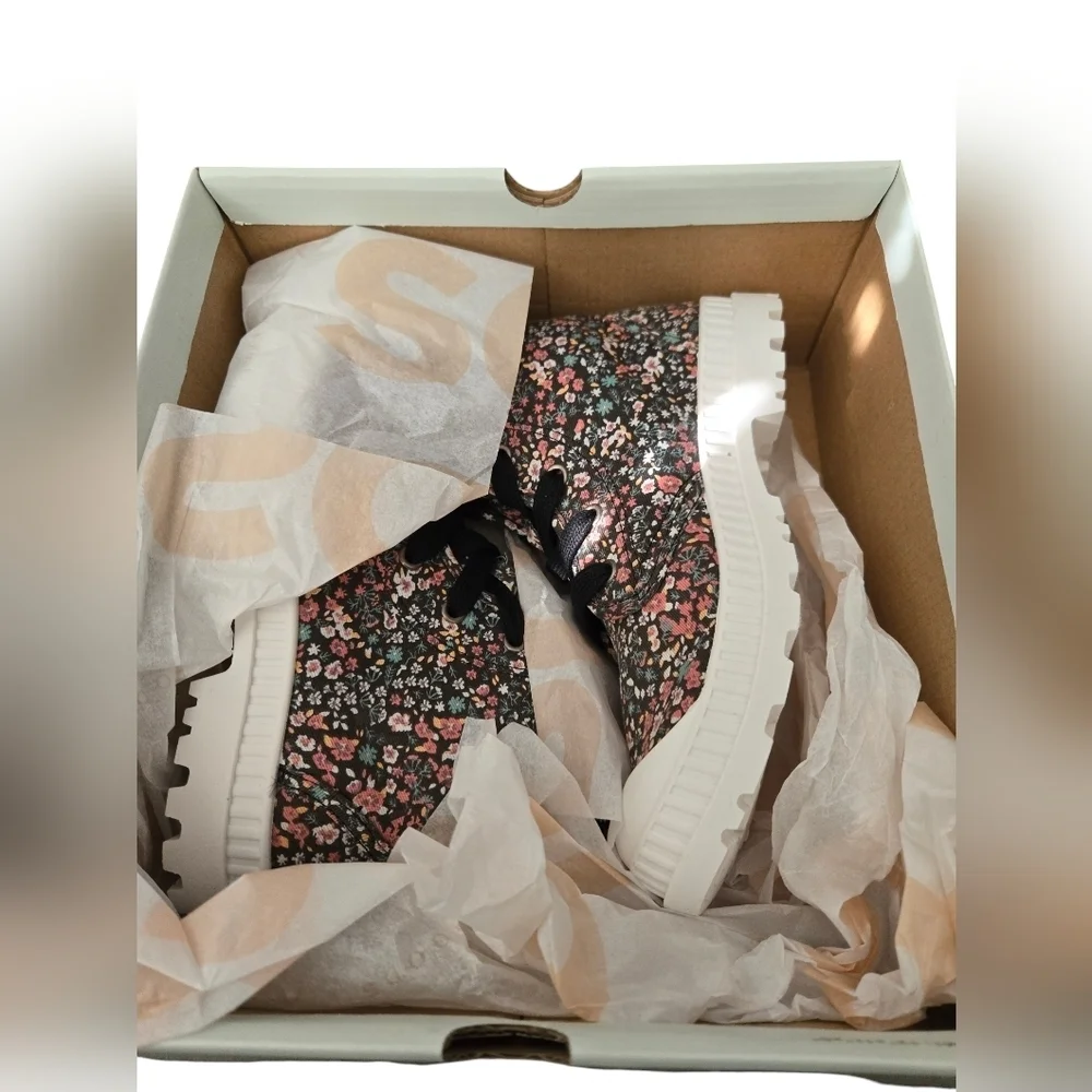 NIB SO Dragonfruit combat style boots